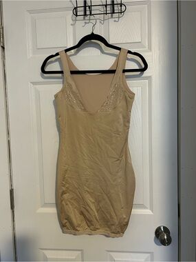 Maidenform Beige Lace-Trim Shaping Slip